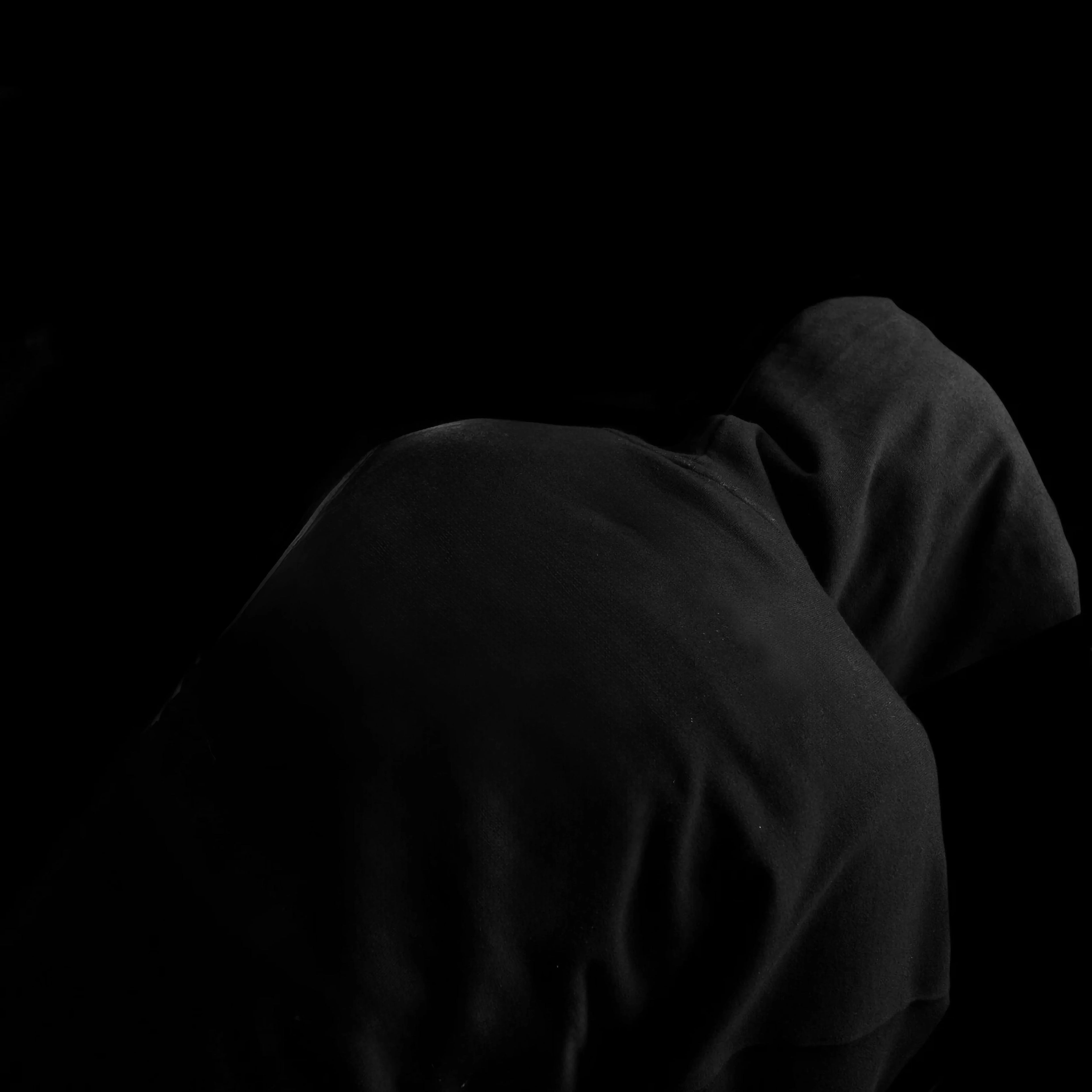 BARBED CHAIN GRAPHIC HOODIE – KANGAROO POCKET